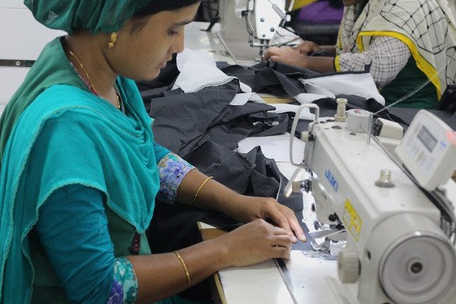 Figure 1: Navigating the challenges of Bangladesh's garment industry to reach $100 bn by 2030.