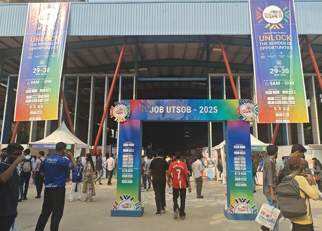 Top textile giants scout future leaders at DIU Job Utsob 2025
